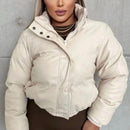 Jaqueta Puffer Feminina de Couro – Forrada e com capuz para estilo e proteção