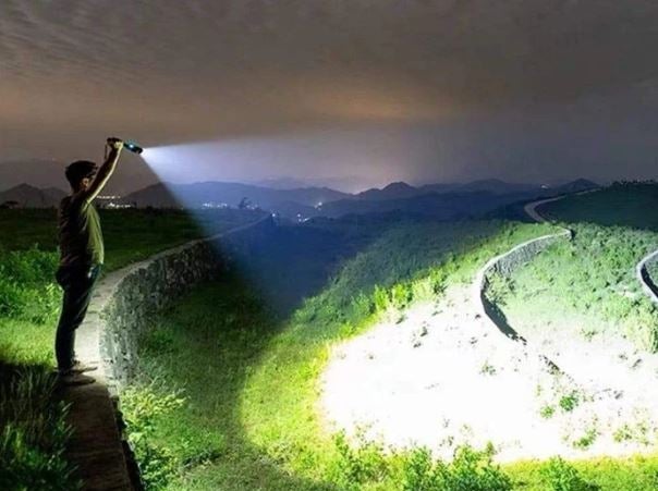Super Lanterna Tática com Zoom – A Mais Poderosa do Mundo, Alta Potência e Alcance